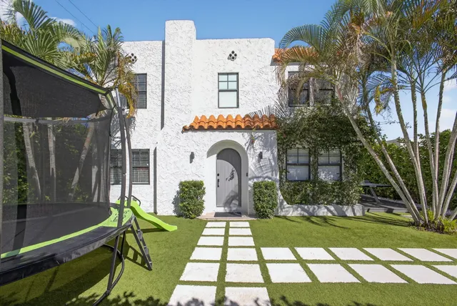 a view of a yard in front of house