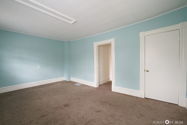 515 Walnut Avenue Elgin, IL 60123 - Photo 13 of 28 an empty room with an entryway