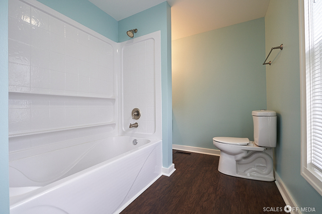 515 Walnut Avenue Elgin, IL 60123 - Photo 8 of 28 a bathroom with a toilet and a bathtub
