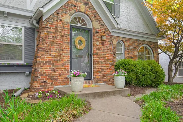 $520,000 | 308 East 68th Terrace, Kansas City, MO 64113