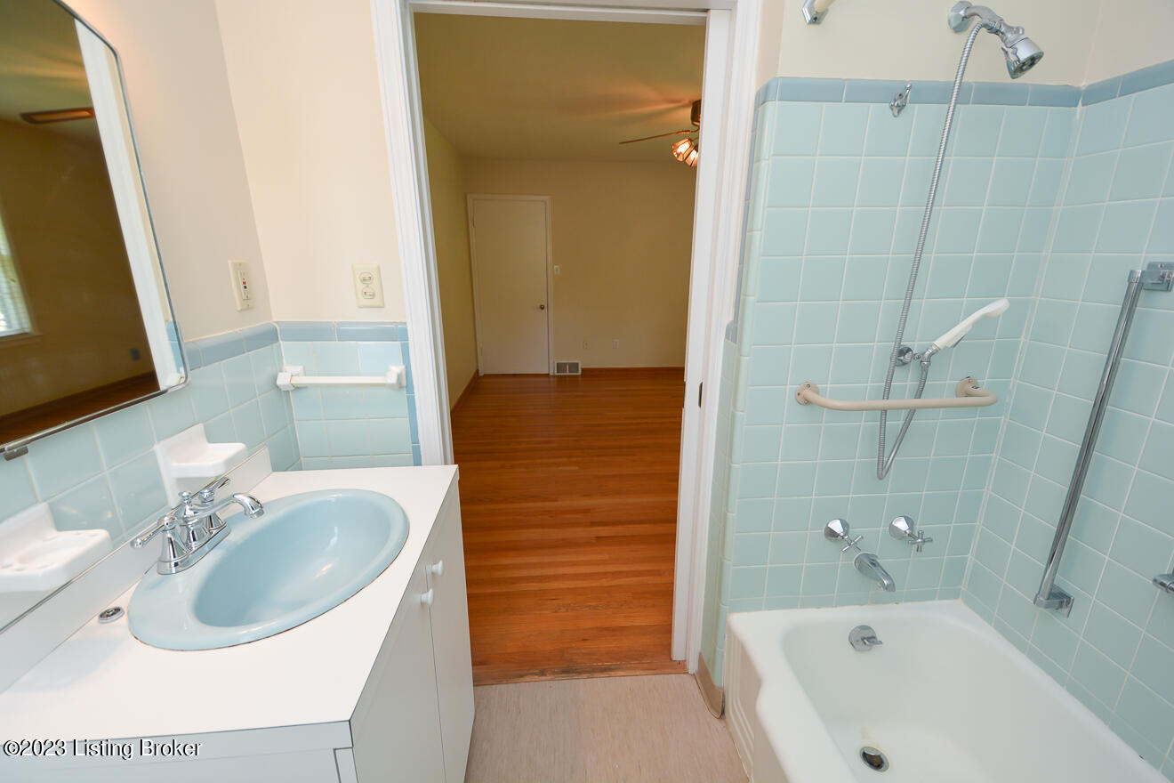 505 Brookview Road Louisville, KY 40207 - Photo 20 of 54 Primary Bath