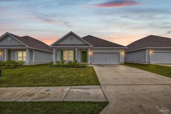a view of a house with backyard and garden