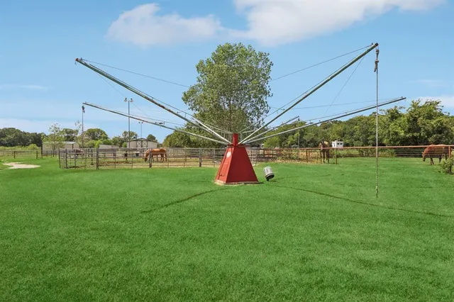 a view of a house with backyard