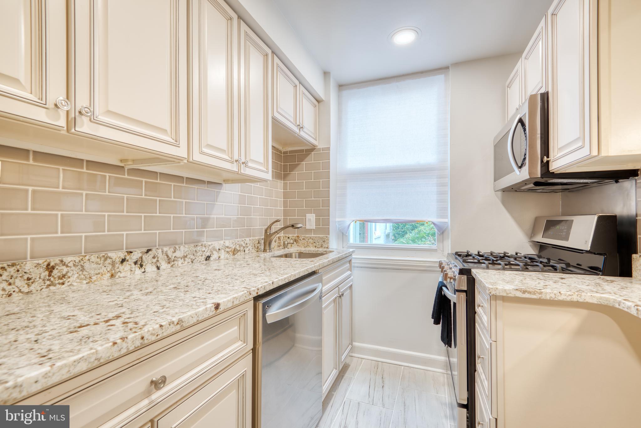5203 Falls Road, Unit 5 Baltimore, MD 21210 - Photo 7 of 27 Kitchen w/ Gas Stove & Range