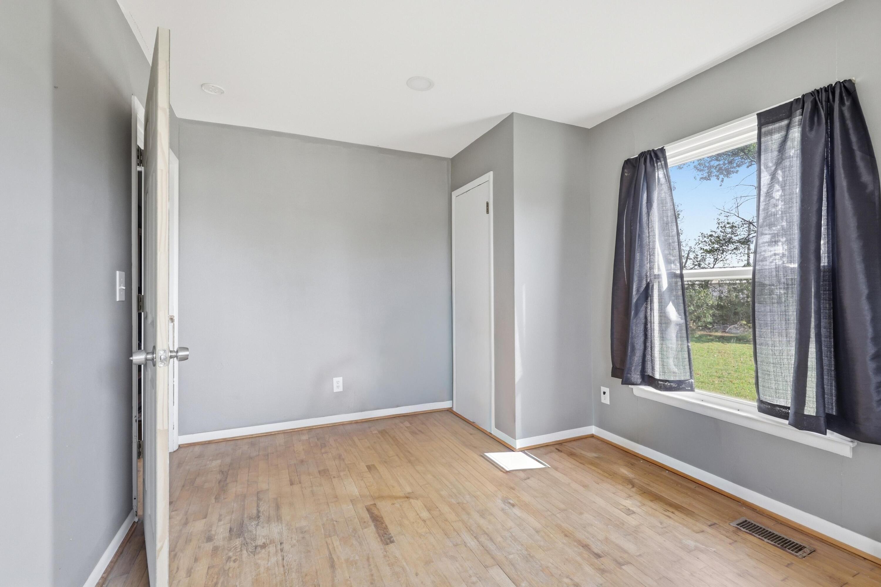 733 East Country Road Columbus, KS 66725 - Photo 13 of 18 014