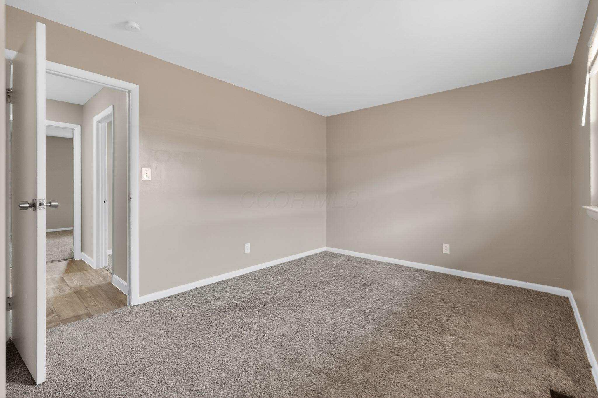 212 East Alcott Road Columbus, OH 43207 - Photo 5 of 31 10_212_E_Alcott_Rd_Columbus_OH_43207-Liv