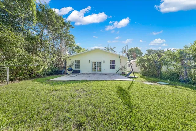a view of a house with backyard and sitting area