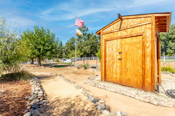 a view of backyard of the house