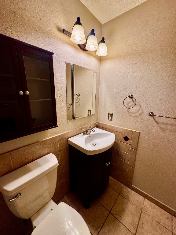 744 Wales Way Austin, TX 78748 - Photo 14 of 15 a bathroom with a sink a toilet a mirror and shower