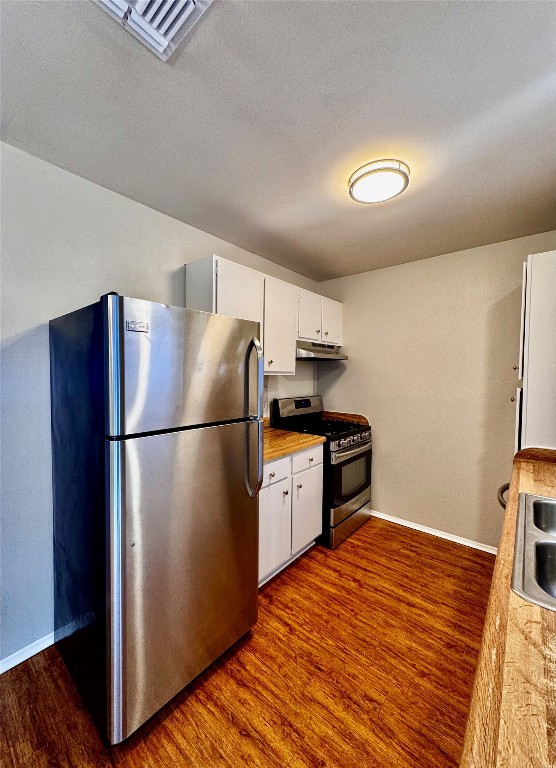 744 Wales Way Austin, TX 78748 - Photo 5 of 15 a kitchen with a refrigerator and a stove