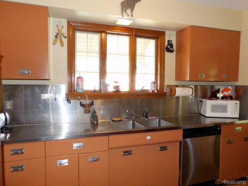 9015 Ruth Avenue Allen Park, MI 48101 - Photo 28 of 48 102_6155.JPG