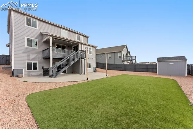 a view of a house with backyard