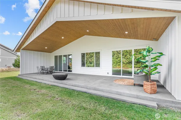 a view of an house with backyard space and porch