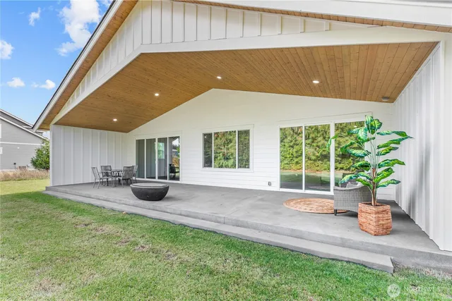 a view of an house with backyard space and porch
