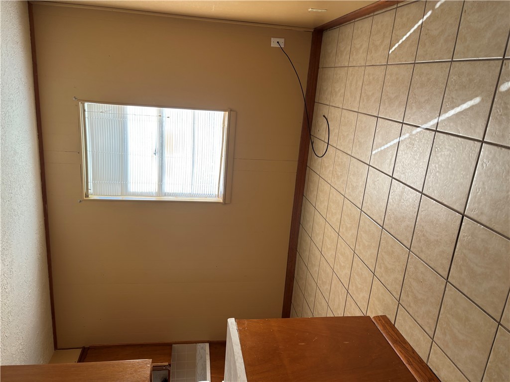 411 Hickory Street Calvert, TX 77837 - Photo 4 of 9 a view of a livingroom and entryway