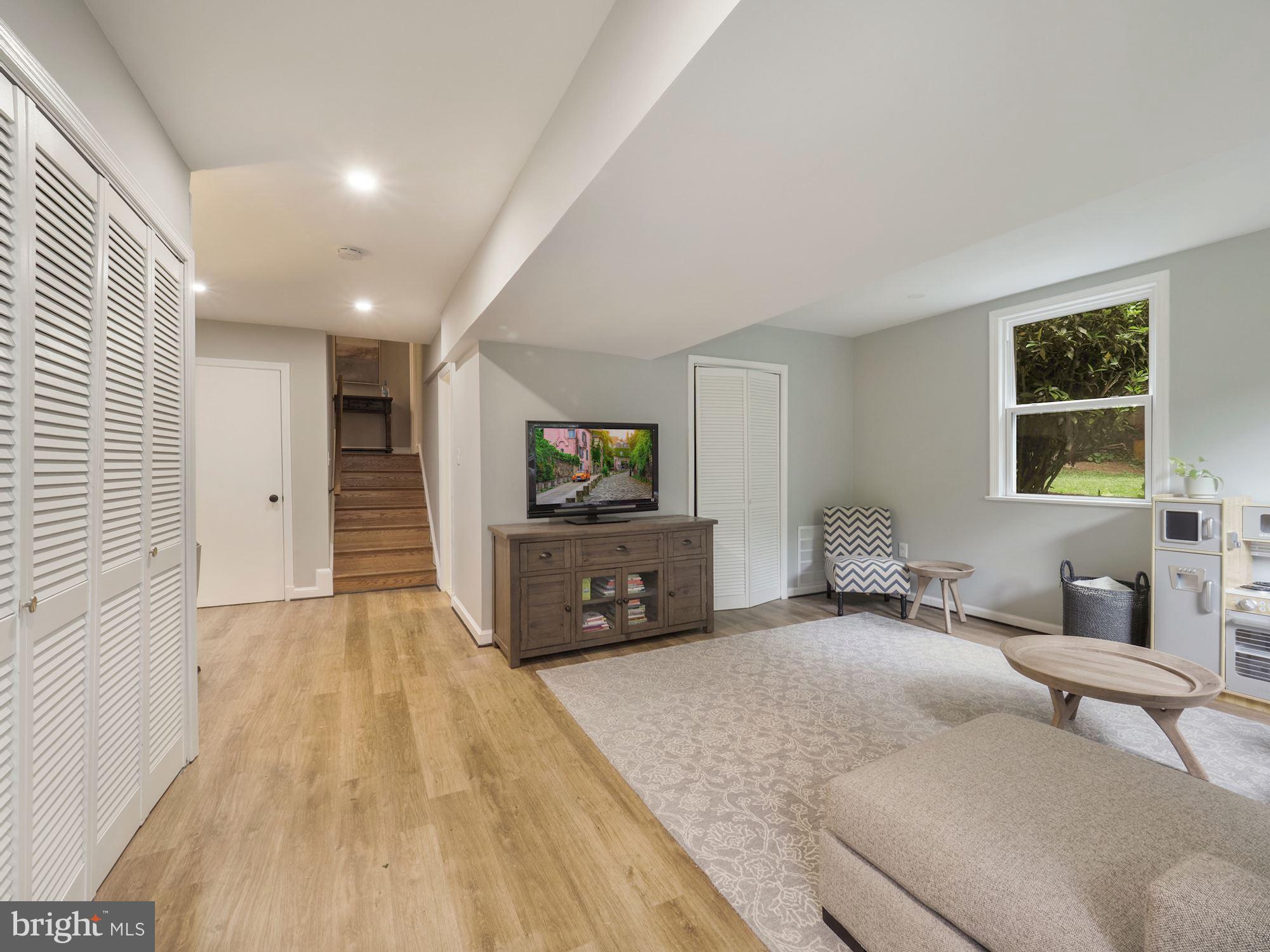5601 Knollwood Road Bethesda, MD 20816 - Photo 17 of 27 Bright family room