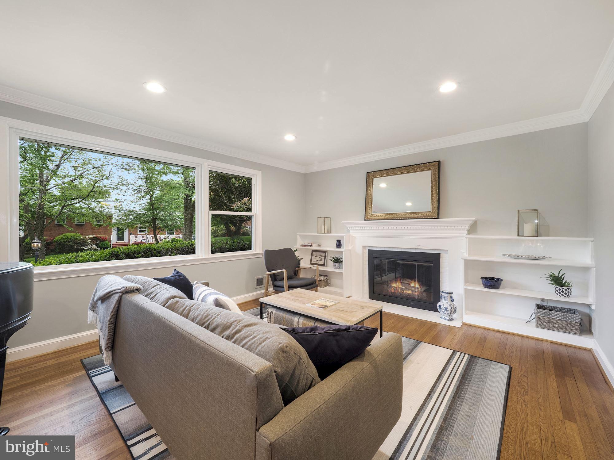 5601 Knollwood Road Bethesda, MD 20816 - Photo 3 of 27 Bright, spacious living room