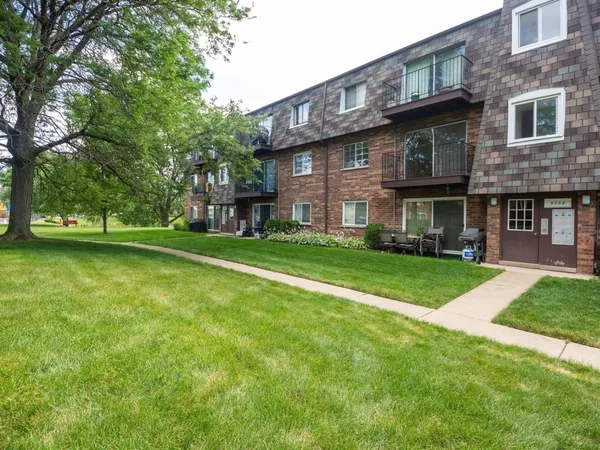 $239,900 | 9388 Bay Colony Drive, Unit 2N, Des Plaines, IL 60016