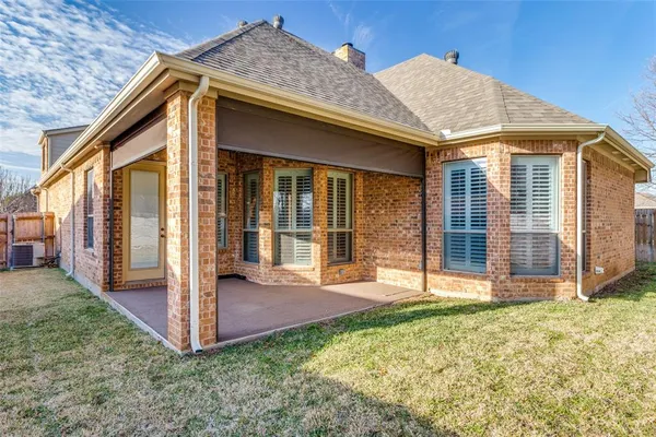 a view of a house with backyard porch and garden