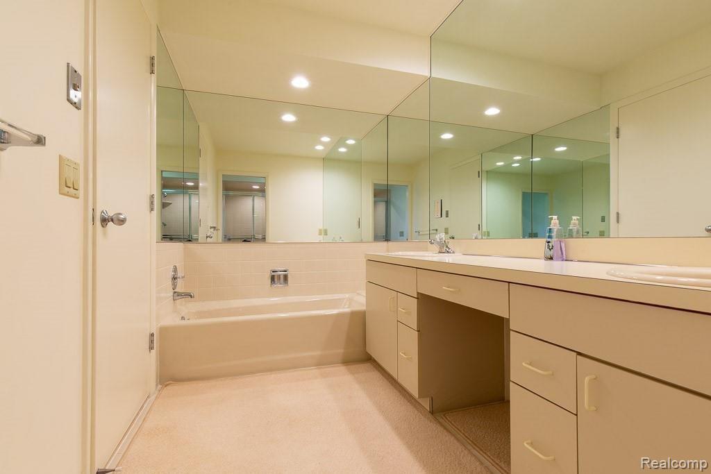 5630 Ridgewood Road West Bloomfield, MI 48322 - Photo 32 of 64