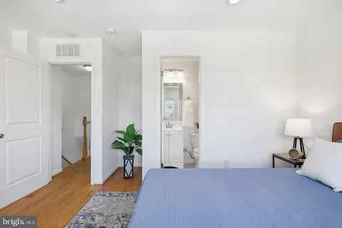 $850,000 | 329 18th Place Northeast, Washington, DC 20002