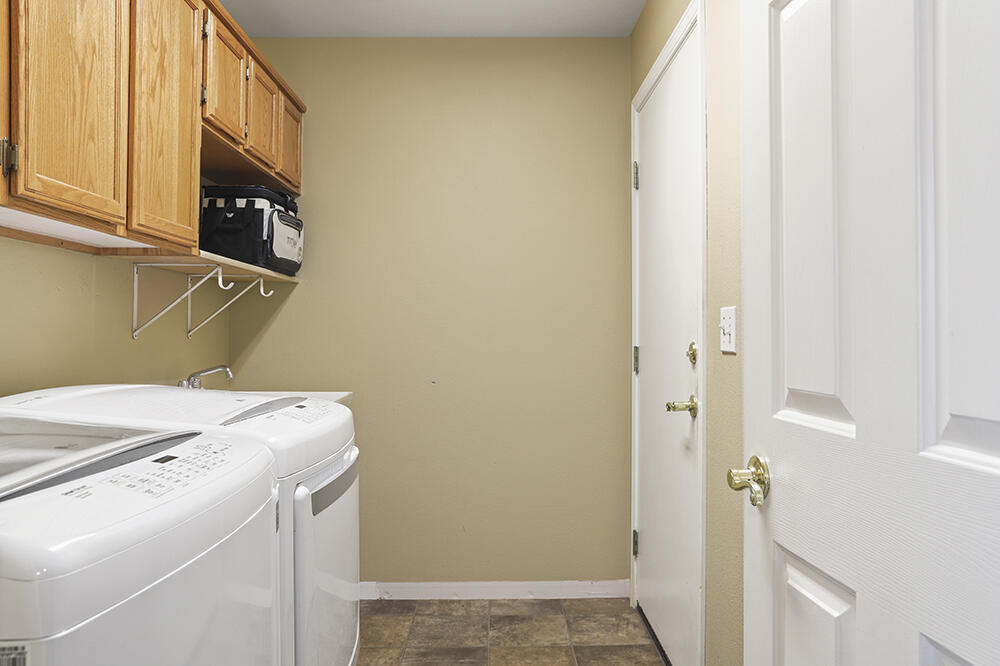520 Stewart Road Grants Pass, OR 97526 - Photo 21 of 47 a utility room with dryer and washer