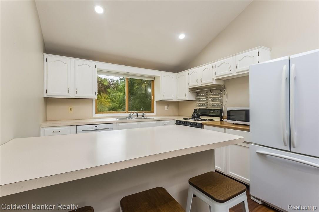 1279 Porter Road White Lake, MI 48383 - Photo 9 of 30 010-Kitchen-4794091-medium.jpg