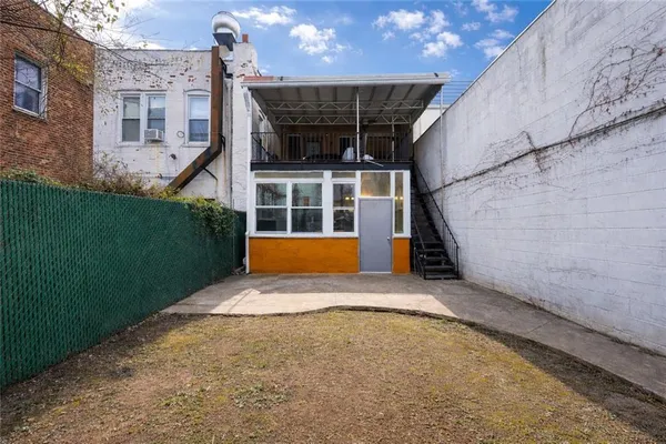 a view of an house with backyard and garden