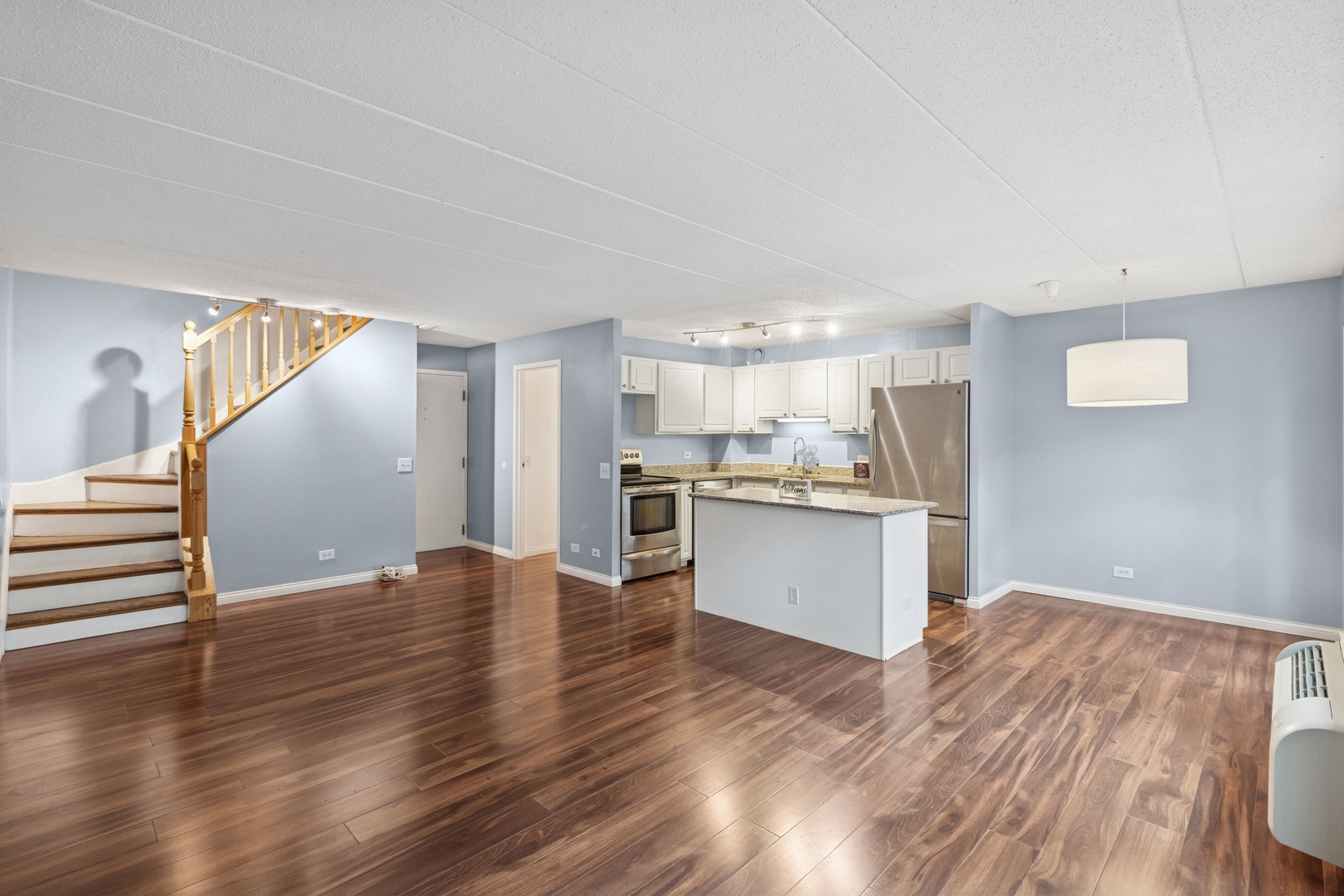 711 West Gordon Terrace, Unit 117 Chicago, IL 60613 - Photo 12 of 20 a view of kitchen with wooden floor and electronic appliances