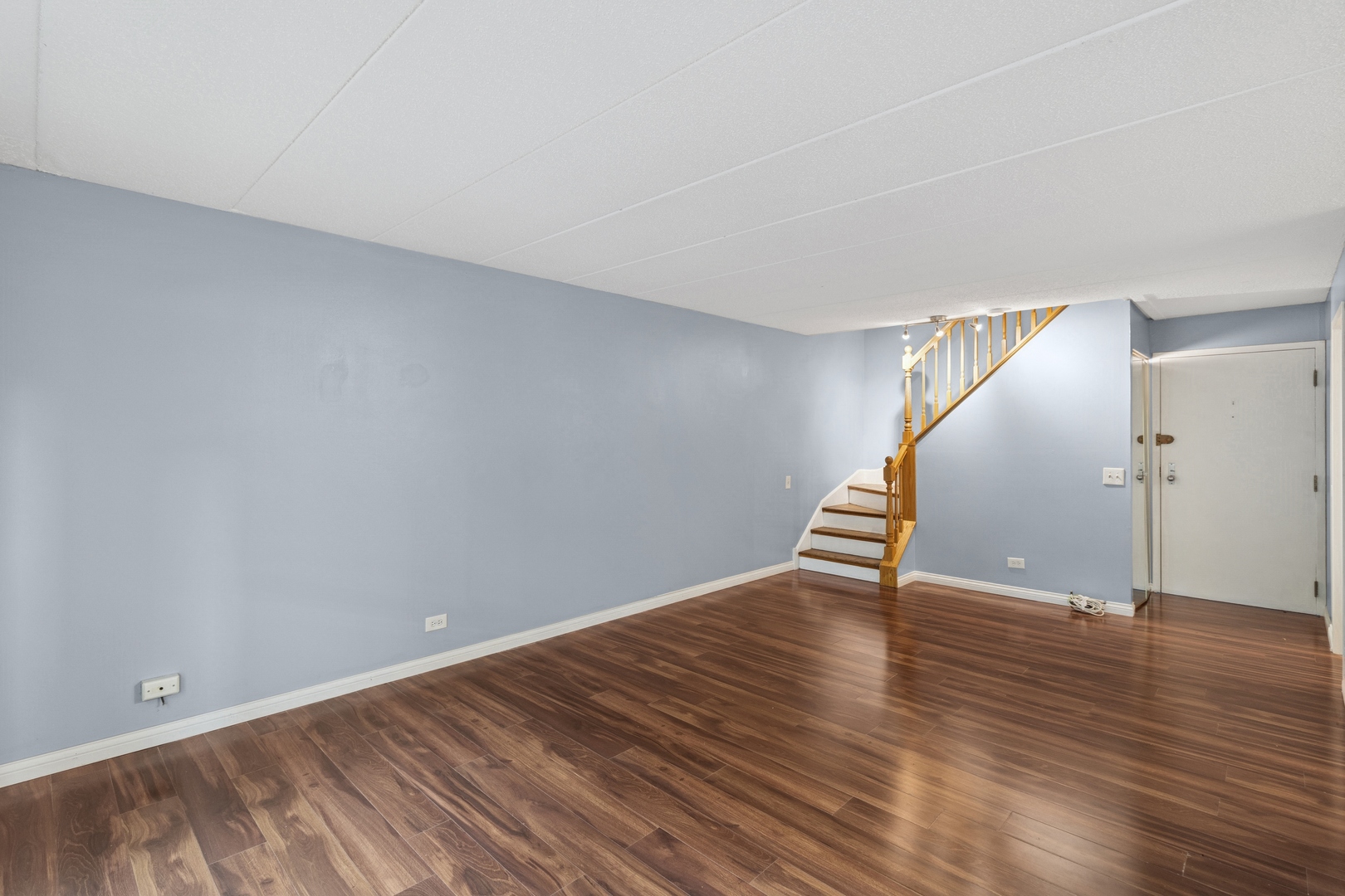 711 West Gordon Terrace, Unit 117 Chicago, IL 60613 - Photo 14 of 20 a view of an empty room with wooden floor