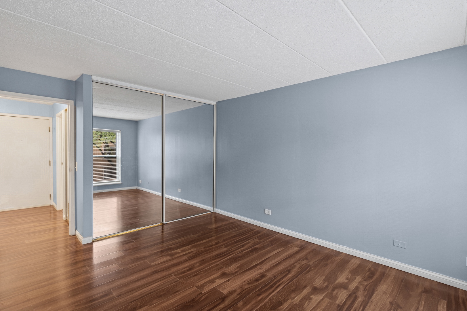 711 West Gordon Terrace, Unit 117 Chicago, IL 60613 - Photo 16 of 20 a view of empty room with wooden floor