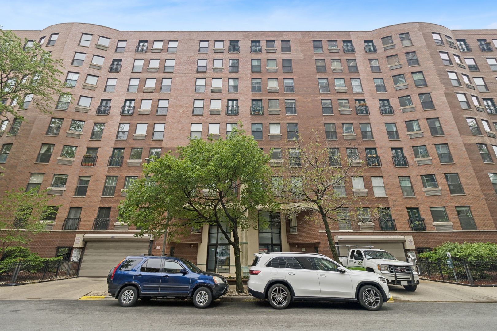 711 West Gordon Terrace, Unit 117 Chicago, IL 60613 - Photo 20 of 20 a car parked in front of a building
