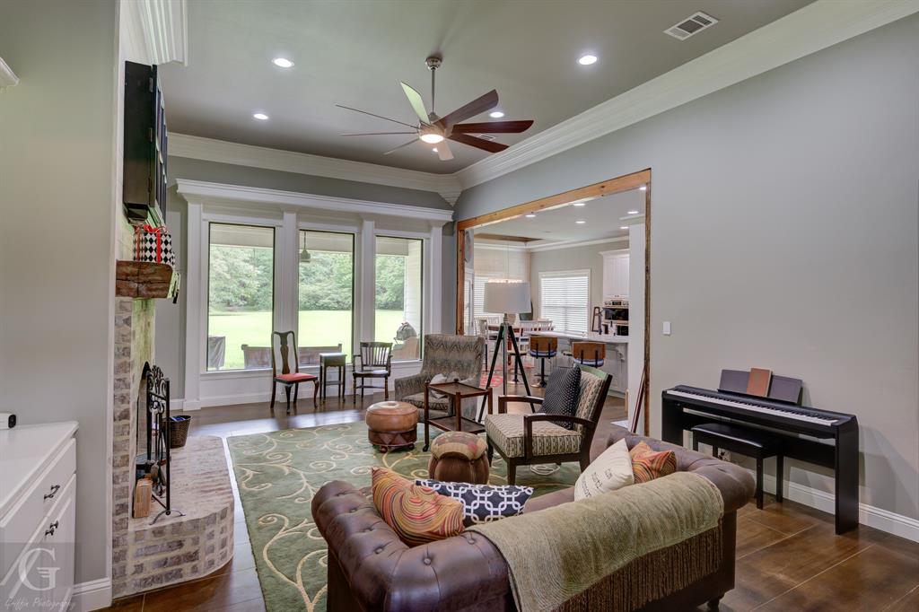 7453 Shirley Francis Road Shreveport, LA 71129 - Photo 5 of 30 a living room with furniture