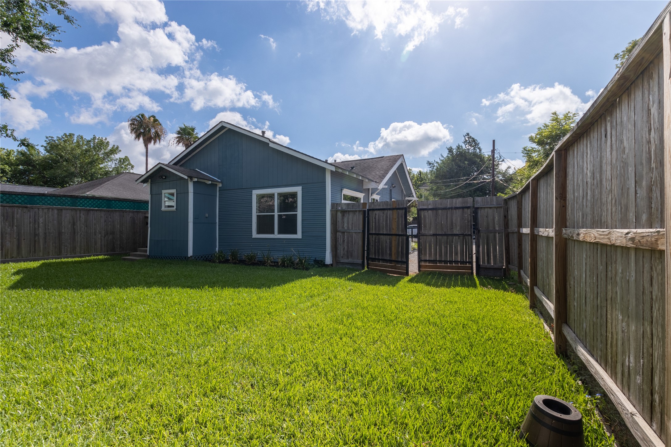 2009 Singleton Street Houston, TX 77008 - Photo 22 of 24 a view of a backyard with a garden