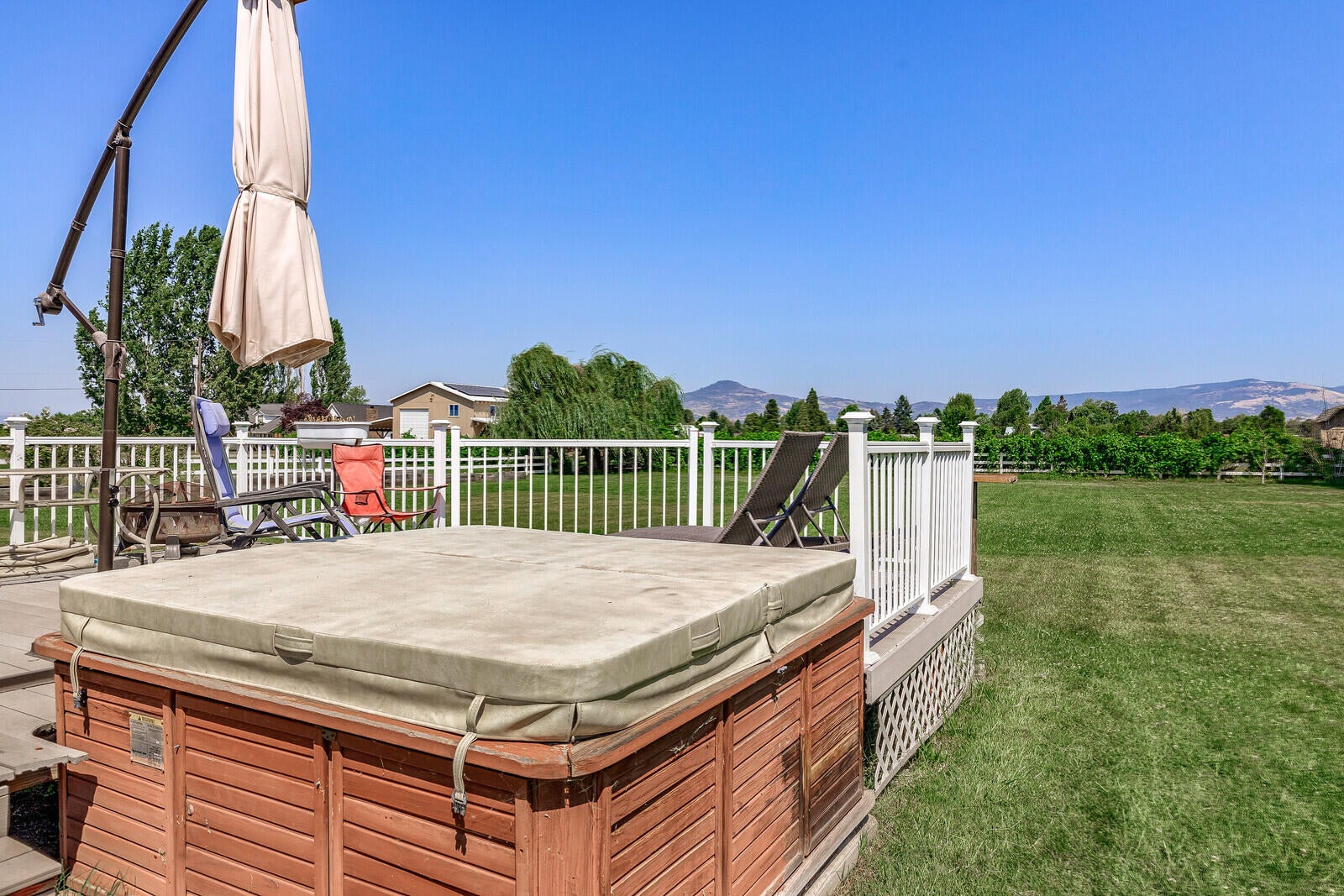 727 Oak Grove Road Medford, OR 97501 - Photo 29 of 43 29-Hot Tub