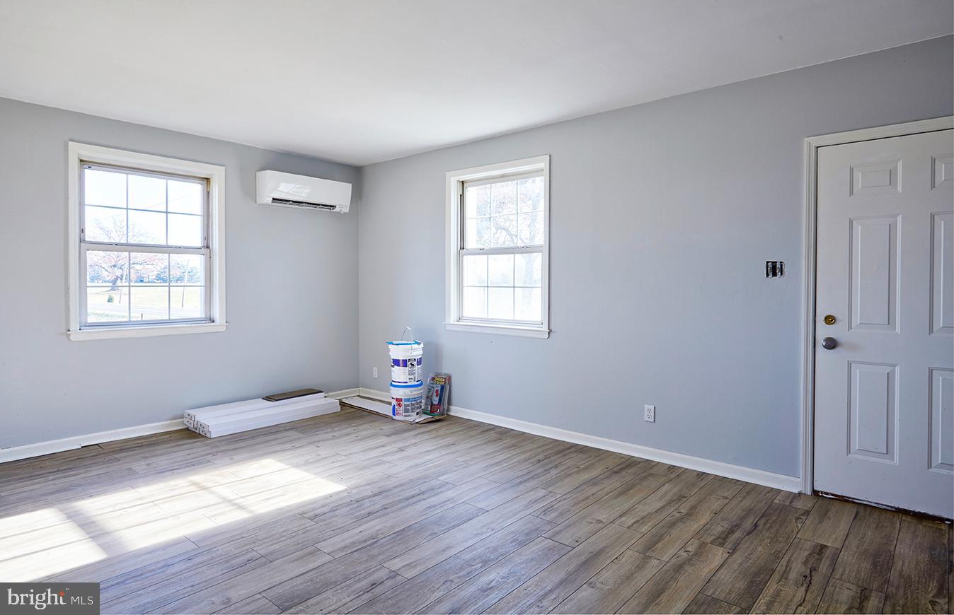 1403 Monmouth Road Mount Holly, NJ 08060 - Photo 10 of 30 Living Room