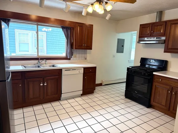 $3,295 | 234 Brook Road, Unit 1, Milton, MA 02186