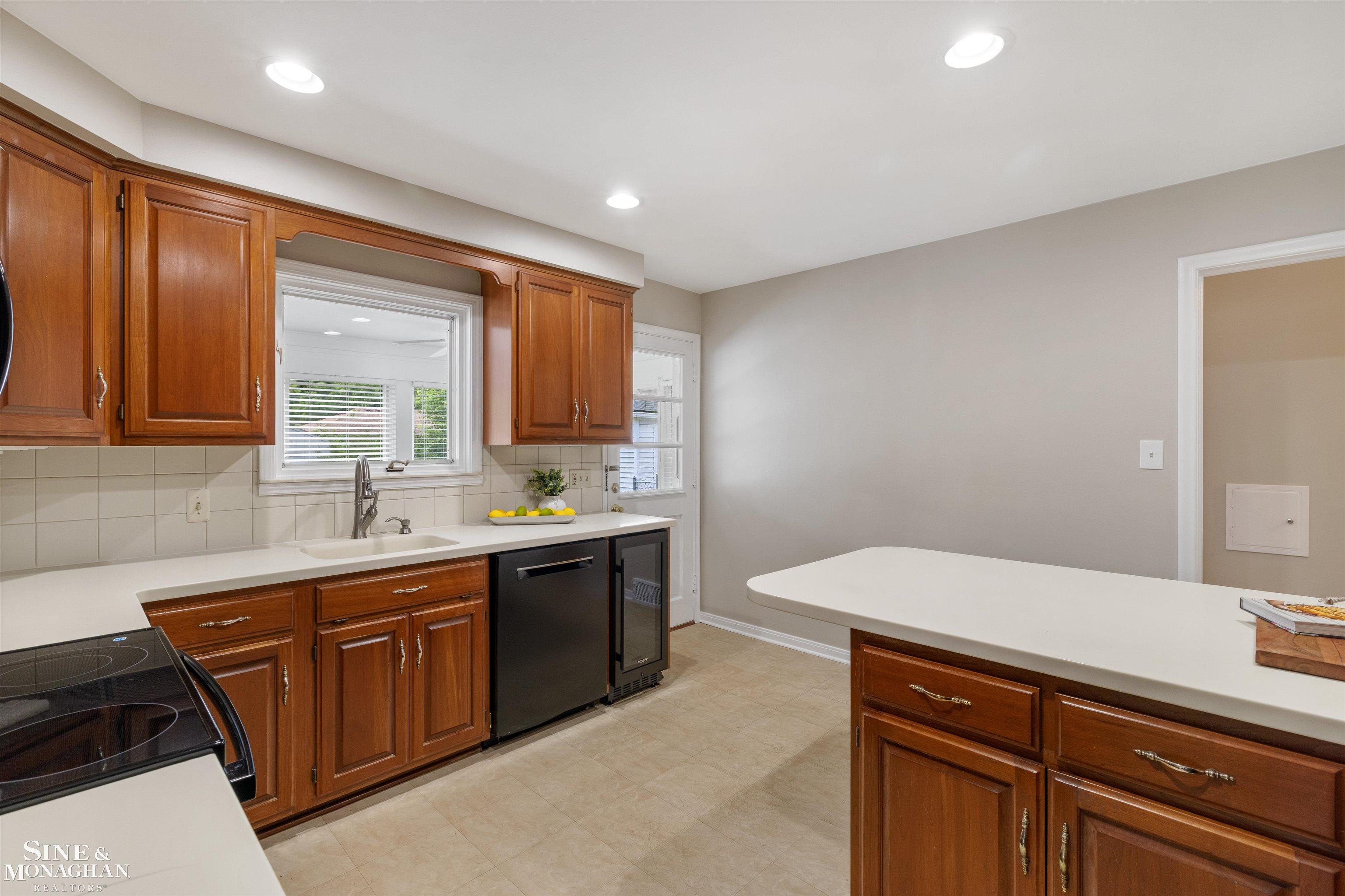 581 Hampton Road Grosse Pointe Woods, MI 48236 - Photo 13 of 60
