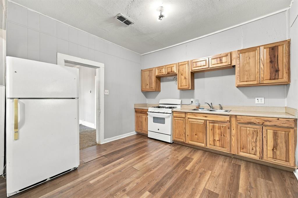 208 South Harrison Street Pilot Point, TX 76258 - Photo 12 of 21 Gallery Image 12