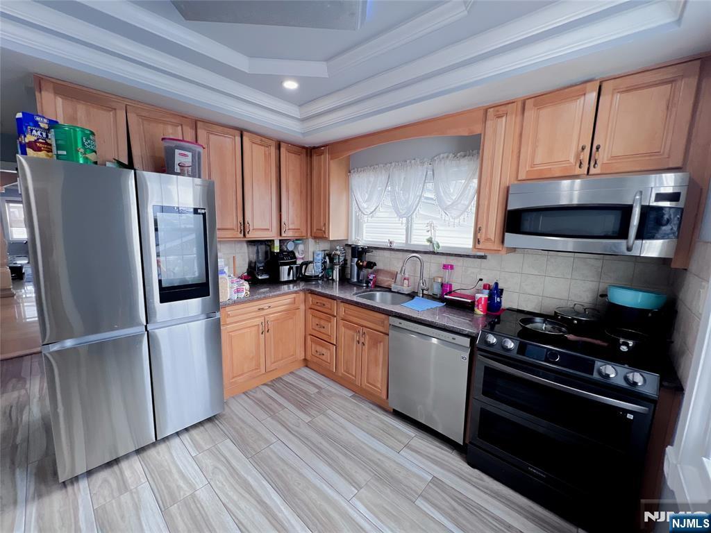 79 Shaler Avenue Fairview, NJ 07022 - Photo 4 of 34