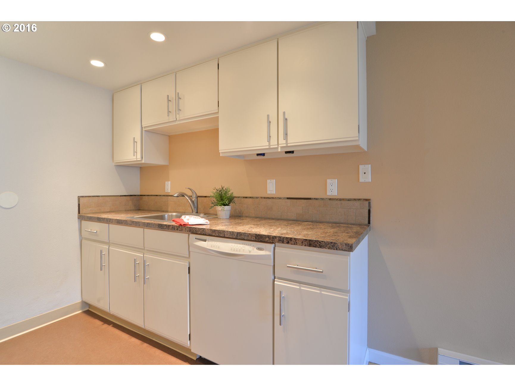 86 Kingsgate Road, Unit G103 Lake Oswego, OR 97035 - Photo 7 of 22 Gallery Image 7