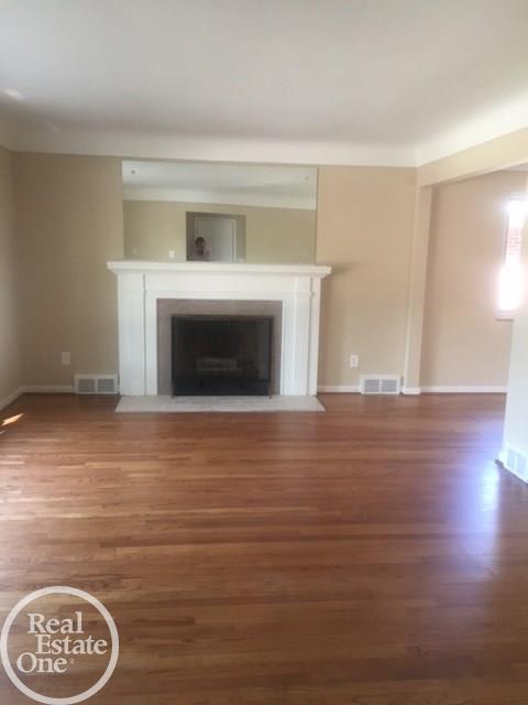 1830 Newcastle Road Grosse Pointe Woods, MI 48236 - Photo 3 of 27