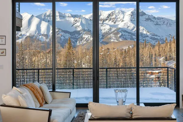 a view of sitting area with furniture and city view