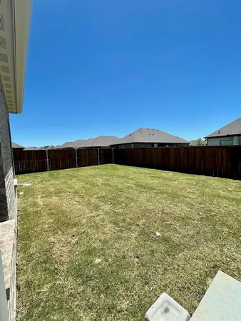 a view of a back yard