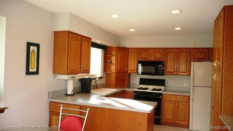 1068 Maple Leaf Drive Rochester, MI 48309 - Photo 5 of 23 Kitchen