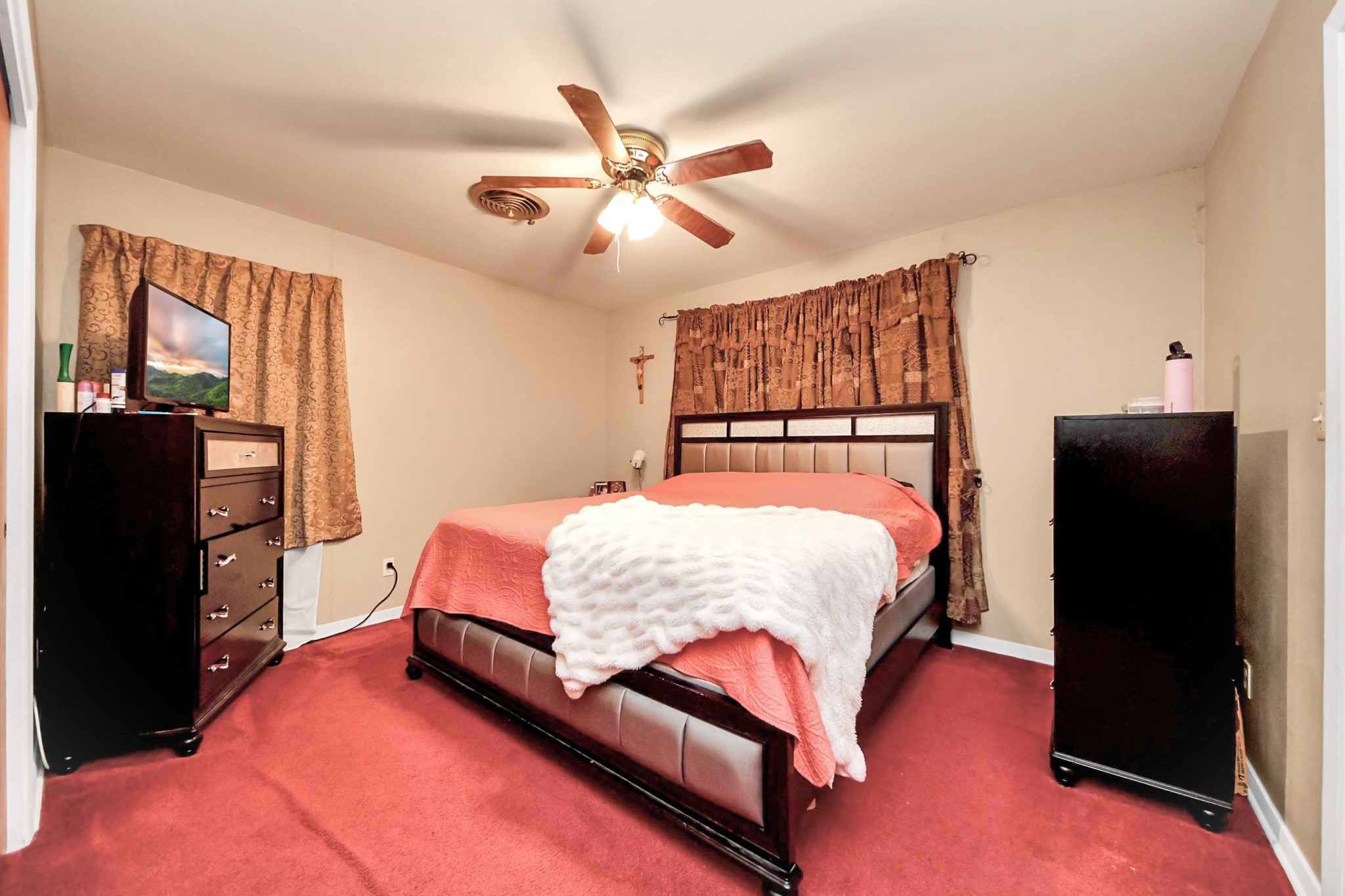 2990 FM 1163 Road El Campo, TX 77437 - Photo 41 of 50 a bed room with a bed and a flat tv screen