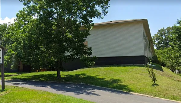 a view of a backyard