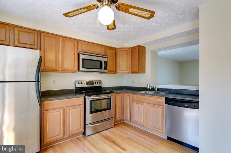 12109 Sundance Court Reston, VA 20194 - Photo 17 of 21 Kitchen