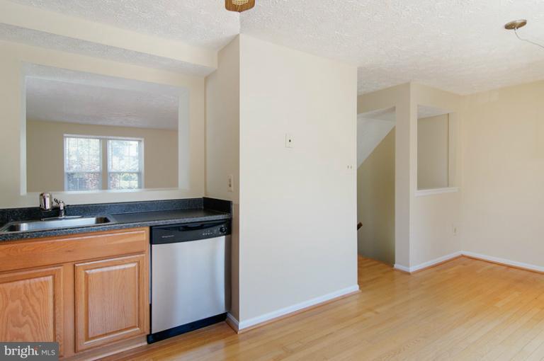 12109 Sundance Court Reston, VA 20194 - Photo 19 of 21 Kitchen