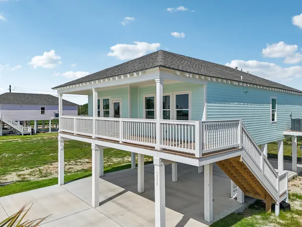 a view of a house with backyard and porch